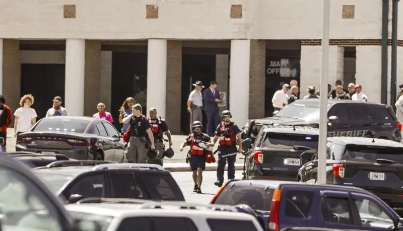 Agentes de policía en la escena del tiroteo reportado en Apalachee High School en Winder, Georgia