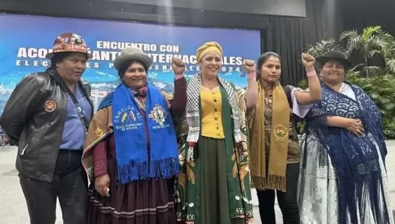 La ministra de la Presidencia (centro) junto a representantes de movimientos sociales en las elecciones de Venezuela el pasado 28 de julio.