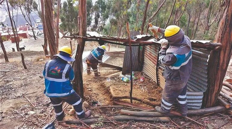 Obreros de la Alcaldía de La Paz desarman una estructura improvisada.  