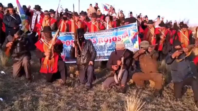 Ponchos Rojos armados.