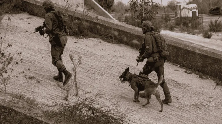 Miembros de la brigada de paracaidístas del Ejército israelí avanzan por el sur de Líbano este miércoles. EFE/ IDF