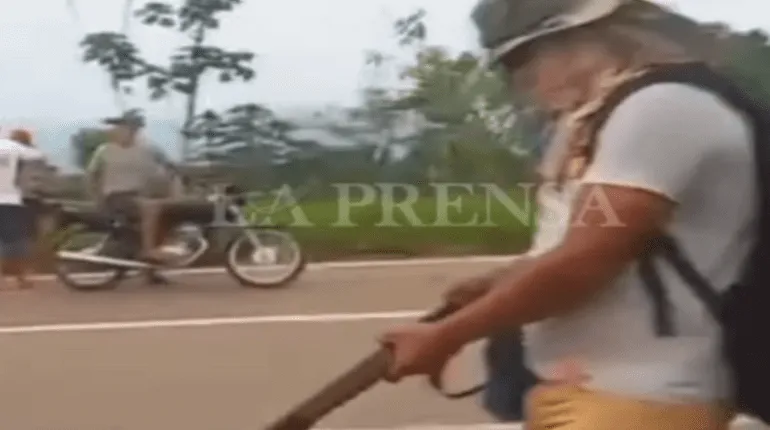 Uno de los bloqueadores armado en Bulo Bulo