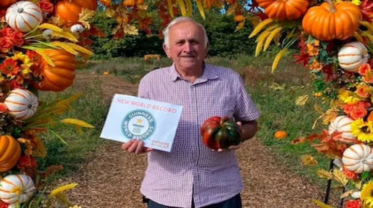 Ian Neale, de 81 años, rompió un récord Guinness con el pimiento más grande del mundo, que pesa 996 gramos (Abergavenny Garden Centre)