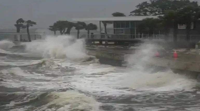 El huracán Milton azota a Petersburg, en el estado de Florida, EE. UU.