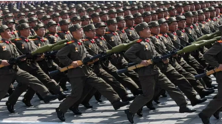 En esta imagen de archivo, soldados norcoreanos marchan por la plaza Kim Il Sung de Pyongyang durante un desfile militar (AP Foto/Ng Han Guan/Archivo)