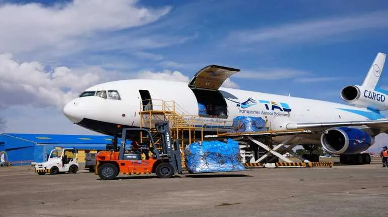 el Gobierno implementó un puente aéreo para abastecer de carne de pollo y res a las ciudades de La Paz y El Alto.