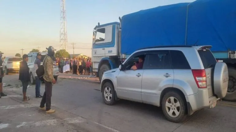 Vehículos pasan por la carretera Pailon