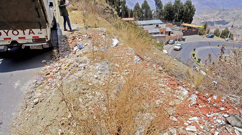 La ruta del Pumakatari entre Inca Llojeta y Pasankeri está llena de escombros, toneladas de basura y vegetación seca.