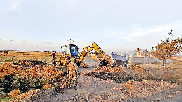 Cavan zanjas en vías empleadas por los traficantes para sacar los alimentos.