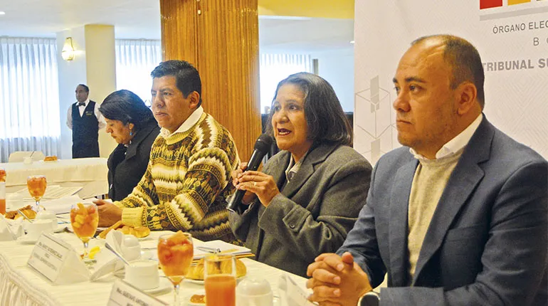 Los vocales del ente electoral en conferencia de prensa