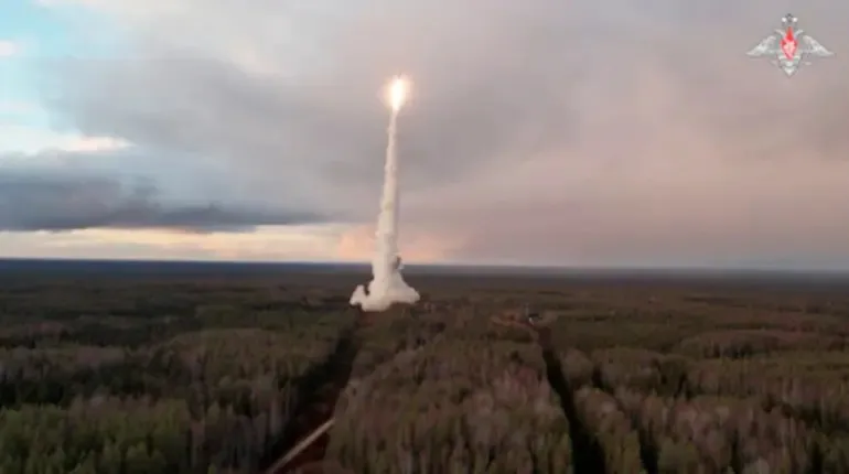 Un misil balístico intercontinental Yars es lanzado durante una prueba desde el cosmódromo de Plesetsk, en la región septentrional de Arjánguelsk, Rusia, en esta imagen fija tomada de un vídeo difundido el 29 de octubre de 2024. (Ministerio de Defensa Ruso/Reuters)