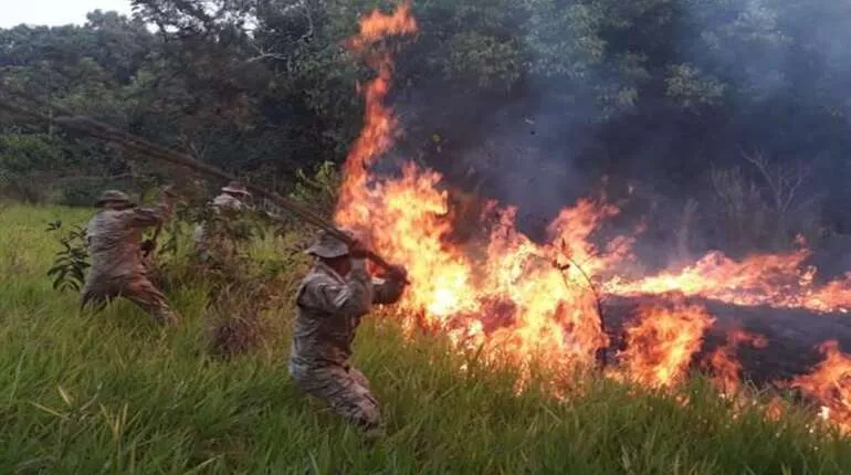 A 22 días del siniestro, Defensa Civil diseña un plan para mitigar las llamas.