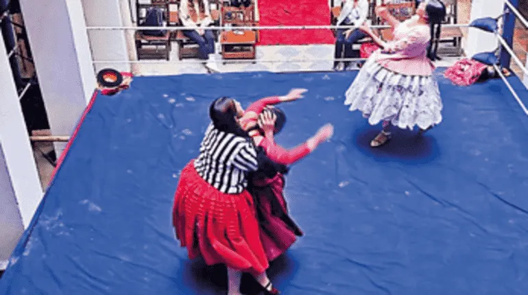 La lucha libre de cholitas, ahora en pleno centro de la ciudad de La Paz, con precios accesibles para todos. 