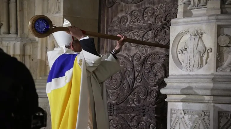 El arzobispo de París Laurent Ulrich inaugura la Catedral de Notre Dame de París llamando a las puertas tras casi seis años de trabajos de renovación.