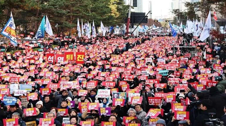 Multitudinaria protesta en Seúl contra el presidente Yoon. EFE/EPA/Han Myung-Gu