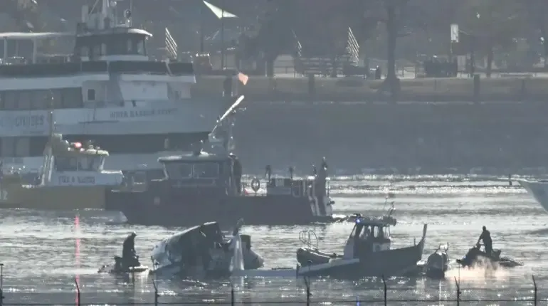 Equipos de rescate intensifican la búsqueda en el río Potomac tras colisión aérea Foto: AFP