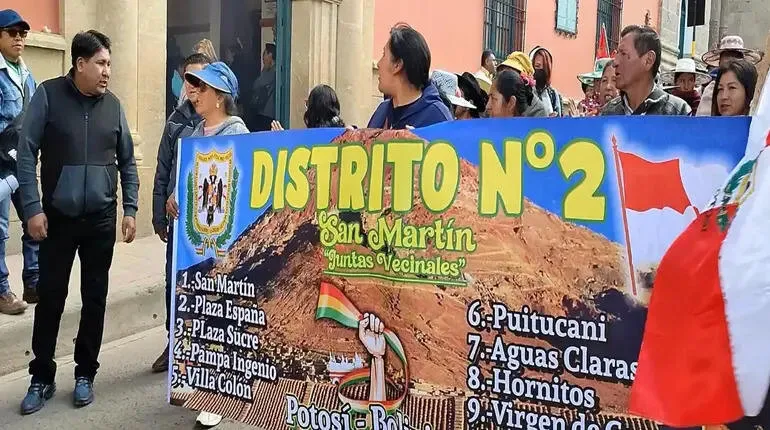 Vecinos del Distrito 2 salieron a las calles/ Potosí