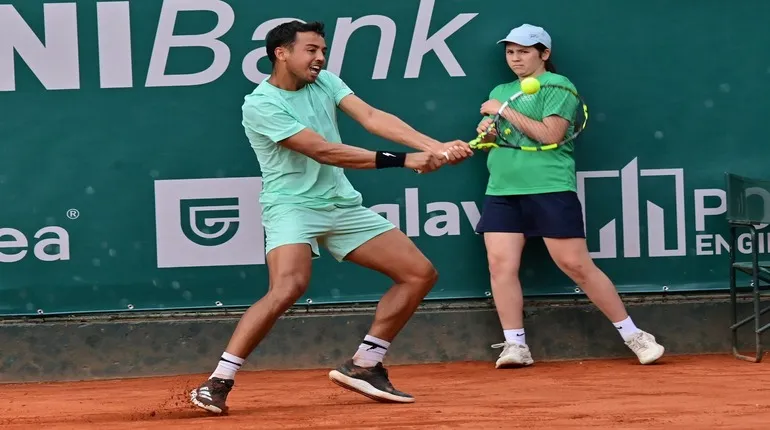 Fotos de Hugo en su partido de hoy. Crédito: Macedonia Open