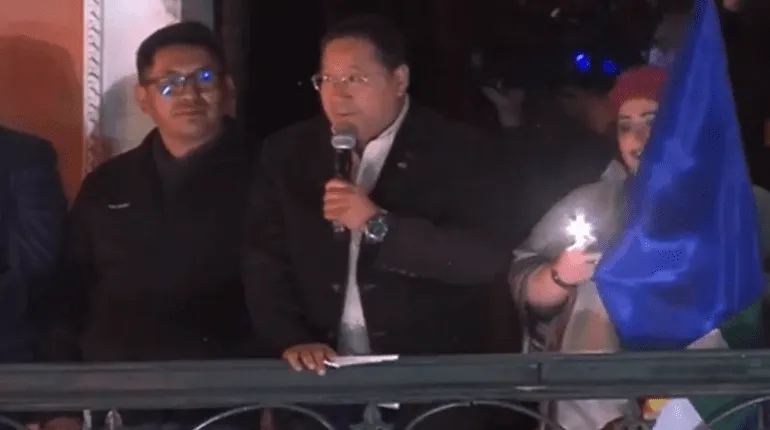 Luis Arce desde el balcón presidencial. Foto captura