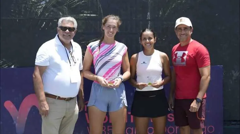 Foto con sus trofeos. Crédito: Fedotenis 3