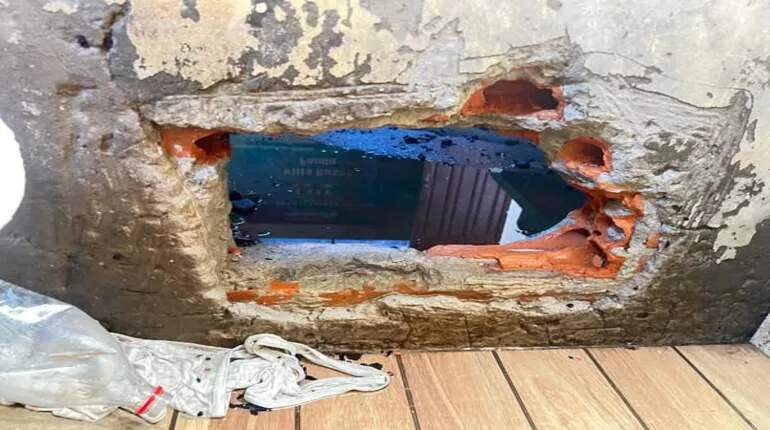 Los reclusos hicieron un hueco en la pared
