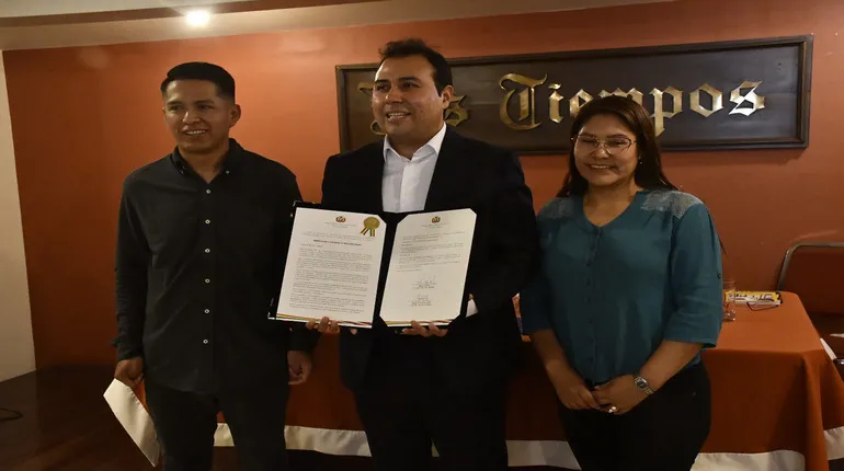 En la toma, Andrónico Rodríguez, el ingeniero Eduardo Valdivia, principal accionista de la empresa, y la senadora Lucy Valdivia, proyectista de la resolución correspondiente.