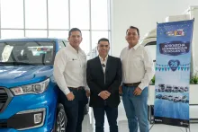 César Sandoval, Jefe Nacional Comercial de División Pesados, Miguel Cordero Gerente de Marca FOTON y Rodrigo Rendón, Representante de la Fábrica Foton en Bolivia