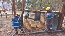 Obreros de la Alcaldía de La Paz desarman una estructura improvisada.  