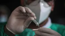 Personal de salud hace pruebas de Covid-19.