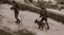 Miembros de la brigada de paracaidístas del Ejército israelí avanzan por el sur de Líbano este miércoles. EFE/ IDF
