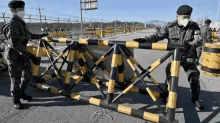 Soldados surcoreanos colocan una barricada en un puesto de control en el puente Tongil, cerca de la Zona Desmilitarizada (DMZ) que divide las dos Coreas en Paju el 15 de diciembre de 2020. Jung Yeon-je/AFP/Getty Images
