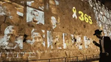 Muro en Jerusalén con fotos de los rehenes israelíes capturados por la organización terrorista Hamás el 7 de octubre de 2023, y mantenidos aún cautivos en la Franja de Gaza.