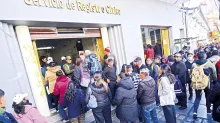 Varias personas esperan en las oficinas del Servicio de Registro Cívico de La Paz