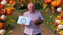 Ian Neale, de 81 años, rompió un récord Guinness con el pimiento más grande del mundo, que pesa 996 gramos (Abergavenny Garden Centre)