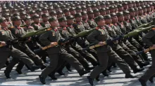 En esta imagen de archivo, soldados norcoreanos marchan por la plaza Kim Il Sung de Pyongyang durante un desfile militar (AP Foto/Ng Han Guan/Archivo)