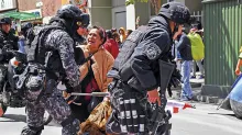 Dos policías dispersan a manifestantes.