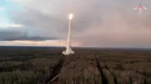 Un misil balístico intercontinental Yars es lanzado durante una prueba desde el cosmódromo de Plesetsk, en la región septentrional de Arjánguelsk, Rusia, en esta imagen fija tomada de un vídeo difundido el 29 de octubre de 2024. (Ministerio de Defensa Ruso/Reuters)