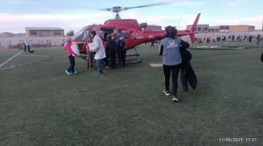 Dos policías gravemente heridos en la emboscada de movilizados evistas en Llallagua, Potosí, fueron trasladados en helicóptero hasta Oruro. Foto: Defensoría Del Pueblo.  