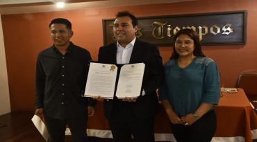 En la toma, Andrónico Rodríguez, el ingeniero Eduardo Valdivia, principal accionista de la empresa, y la senadora Lucy Valdivia, proyectista de la resolución correspondiente.