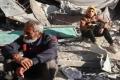 Un hombre y un niño esperan por pan entre los escombros dejados por un ataque israelí en Jan Yunis.Imagen: Majdi Fathi/NurPhoto/picture alliance