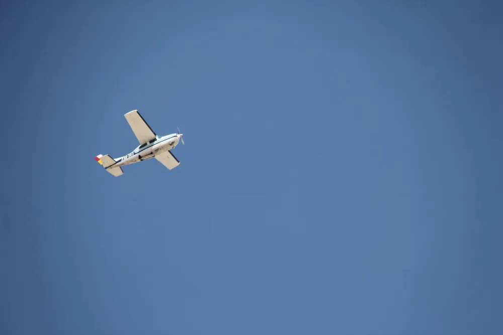 Con un importante despliegue de equipos de primera respuesta, búsqueda, rescate y evacuación, apoyados por aeronaves, ambulancias y la logística indispensable para atender una situación de terremoto acaecido en la ciudad de Cochabamba, efectivos del SAR-FAB, SBRAB y Bomberos de la Policía Boliviana, evacuaron a descenas de personas heridas en la zona Recoleta y trasladan a un herido crítico en una aeronave para que reciba atención médica en la ciudad de Santa Cruz.