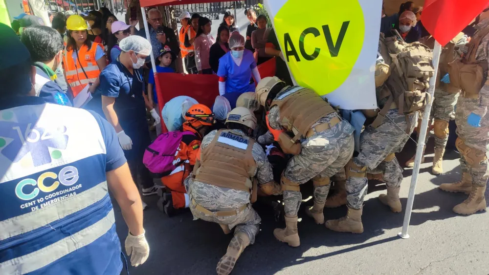 Con un importante despliegue de equipos de primera respuesta, búsqueda, rescate y evacuación, apoyados por aeronaves, ambulancias y la logística indispensable para atender una situación de terremoto acaecido en la ciudad de Cochabamba, efectivos del SAR-FAB, SBRAB y Bomberos de la Policía Boliviana, evacuaron a descenas de personas heridas en la zona Recoleta y trasladan a un herido crítico en una aeronave para que reciba atención médica en la ciudad de Santa Cruz.