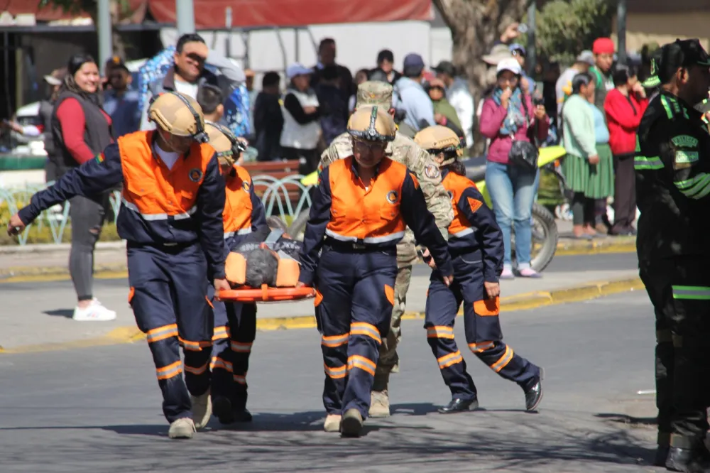 Con un importante despliegue de equipos de primera respuesta, búsqueda, rescate y evacuación, apoyados por aeronaves, ambulancias y la logística indispensable para atender una situación de terremoto acaecido en la ciudad de Cochabamba, efectivos del SAR-FAB, SBRAB y Bomberos de la Policía Boliviana, evacuaron a descenas de personas heridas en la zona Recoleta y trasladan a un herido crítico en una aeronave para que reciba atención médica en la ciudad de Santa Cruz.