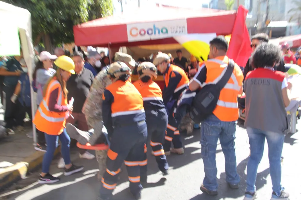 Con un importante despliegue de equipos de primera respuesta, búsqueda, rescate y evacuación, apoyados por aeronaves, ambulancias y la logística indispensable para atender una situación de terremoto acaecido en la ciudad de Cochabamba, efectivos del SAR-FAB, SBRAB y Bomberos de la Policía Boliviana, evacuaron a descenas de personas heridas en la zona Recoleta y trasladan a un herido crítico en una aeronave para que reciba atención médica en la ciudad de Santa Cruz.