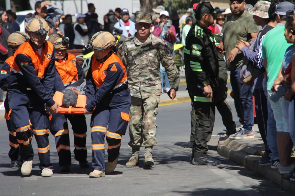 Con un importante despliegue de equipos de primera respuesta, búsqueda, rescate y evacuación, apoyados por aeronaves, ambulancias y la logística indispensable para atender una situación de terremoto acaecido en la ciudad de Cochabamba, efectivos del SAR-FAB, SBRAB y Bomberos de la Policía Boliviana, evacuaron a descenas de personas heridas en la zona Recoleta y trasladan a un herido crítico en una aeronave para que reciba atención médica en la ciudad de Santa Cruz.