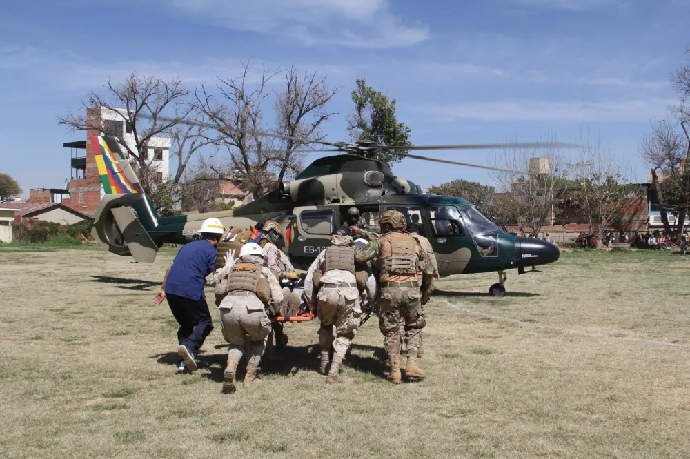 Con un importante despliegue de equipos de primera respuesta, búsqueda, rescate y evacuación, apoyados por aeronaves, ambulancias y la logística indispensable para atender una situación de terremoto acaecido en la ciudad de Cochabamba, efectivos del SAR-FAB, SBRAB y Bomberos de la Policía Boliviana, evacuaron a descenas de personas heridas en la zona Recoleta y trasladan a un herido crítico en una aeronave para que reciba atención médica en la ciudad de Santa Cruz.