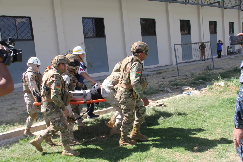 Con un importante despliegue de equipos de primera respuesta, búsqueda, rescate y evacuación, apoyados por aeronaves, ambulancias y la logística indispensable para atender una situación de terremoto acaecido en la ciudad de Cochabamba, efectivos del SAR-FAB, SBRAB y Bomberos de la Policía Boliviana, evacuaron a descenas de personas heridas en la zona Recoleta y trasladan a un herido crítico en una aeronave para que reciba atención médica en la ciudad de Santa Cruz.