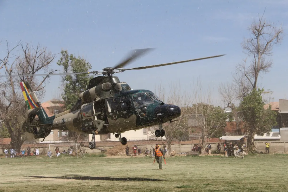 Con un importante despliegue de equipos de primera respuesta, búsqueda, rescate y evacuación, apoyados por aeronaves, ambulancias y la logística indispensable para atender una situación de terremoto acaecido en la ciudad de Cochabamba, efectivos del SAR-FAB, SBRAB y Bomberos de la Policía Boliviana, evacuaron a descenas de personas heridas en la zona Recoleta y trasladan a un herido crítico en una aeronave para que reciba atención médica en la ciudad de Santa Cruz.