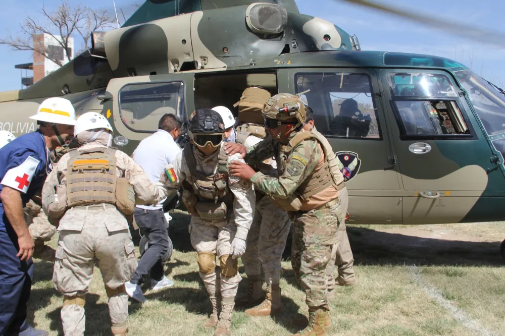 Con un importante despliegue de equipos de primera respuesta, búsqueda, rescate y evacuación, apoyados por aeronaves, ambulancias y la logística indispensable para atender una situación de terremoto acaecido en la ciudad de Cochabamba, efectivos del SAR-FAB, SBRAB y Bomberos de la Policía Boliviana, evacuaron a descenas de personas heridas en la zona Recoleta y trasladan a un herido crítico en una aeronave para que reciba atención médica en la ciudad de Santa Cruz.